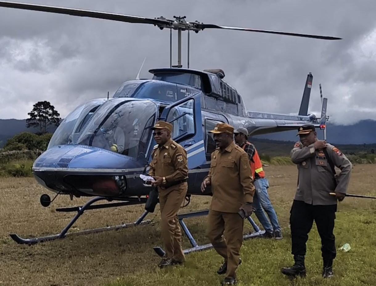 Bupati Dan Wakil Bupati Puncak Gunakan Hely Antar Dana Kampung Ke Distrik Terjauh